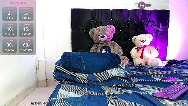 Snapshot of benji_hoter chatting on September 20, 9:15 pm benji hoter online show from September 20, 9:15 pm