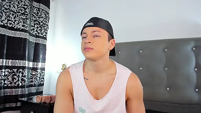 Snapshot of Angel_Cuervo chatting on December 10, 12:27 pm Angel Cuervo online show from December 10, 12:27 pm