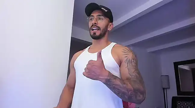 Snapshot of tony_muscle chatting on March 17, 9:24 pm tony muscle online show from March 17, 9:24 pm