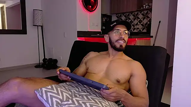 Snapshot of tony_muscle chatting on October 7, 12:04 am tony muscle online show from October 7, 12:04 am