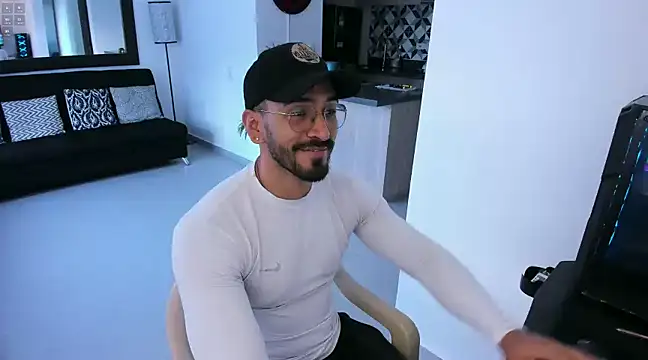 Snapshot of tony_muscle chatting on January 17, 9:43 pm tony muscle online show from January 17, 9:43 pm