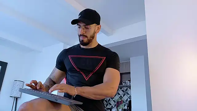 Snapshot of tony_muscle chatting on October 2, 10:03 pm tony muscle online show from October 2, 10:03 pm