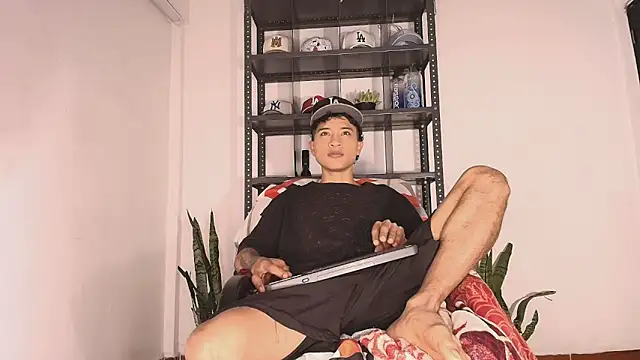 Edward Milleer online show from December 19, 3:36 am