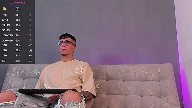 Snapshot of iamcamiloo_ chatting on January 1, 10:46 pm iamcamiloo online show from January 1, 10:46 pm