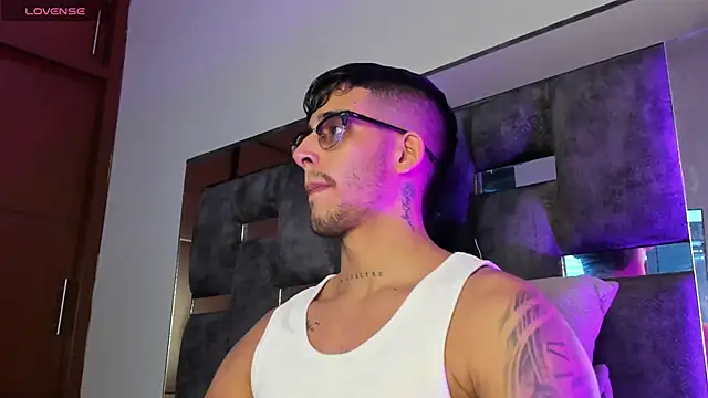 Snapshot of iamcamiloo_ chatting on March 21, 2:07 am iamcamiloo online show from March 21, 2:07 am