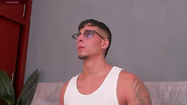 Snapshot of iamcamiloo_ chatting on December 4, 4:10 am iamcamiloo online show from December 4, 4:10 am