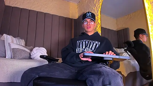 Benjamin More online show from December 19, 3:03 am