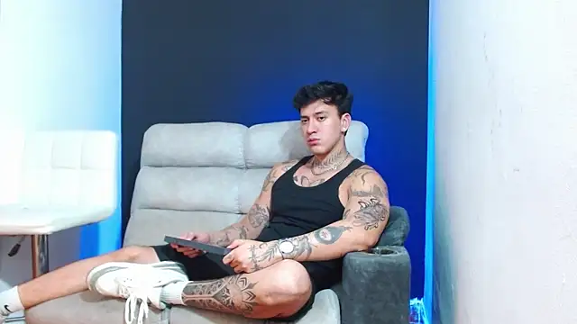 JUSTIN FULLER1 online show from April 24, 2:58 am