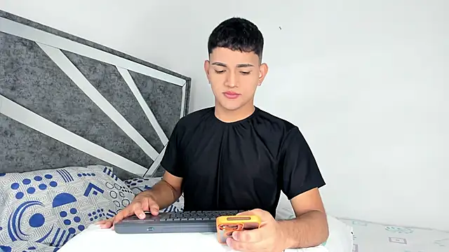 Snapshot of ander_deimond_ chatting on February 25, 4:21 pm ander deimond online show from February 25, 4:21 pm