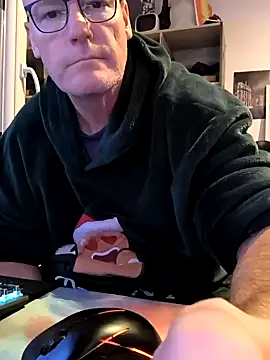 Snapshot of bogland33 chatting on January 1, 9:52 pm bogland33 online show from January 1, 9:52 pm