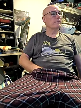 Snapshot of bogland33 chatting on March 15, 6:43 pm bogland33 online show from March 15, 6:43 pm