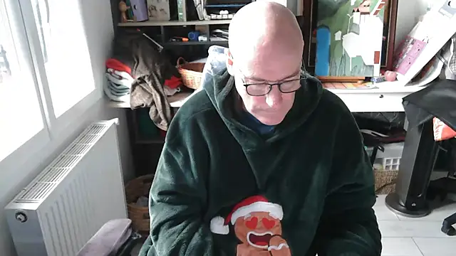 Snapshot of bogland33 chatting on January 5, 12:31 pm bogland33 online show from January 5, 12:31 pm