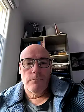 Snapshot of bogland33 chatting on December 11, 1:22 pm bogland33 online show from December 11, 1:22 pm