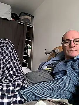 Snapshot of bogland33 chatting on December 18, 1:23 pm bogland33 online show from December 18, 1:23 pm