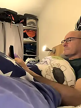 Snapshot of bogland33 chatting on October 23, 7:28 pm bogland33 online show from October 23, 7:28 pm