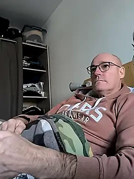 Snapshot of bogland33 chatting on January 14, 12:45 pm bogland33 online show from January 14, 12:45 pm
