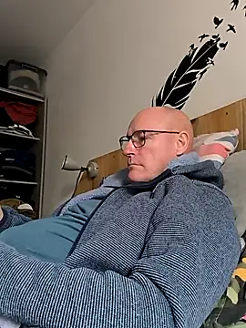 Snapshot of bogland33 chatting on October 19, 11:57 am bogland33 online show from October 19, 11:57 am