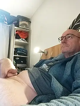 Snapshot of bogland33 chatting on October 29, 8:12 pm bogland33 online show from October 29, 8:12 pm