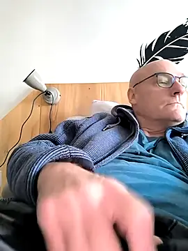 Snapshot of bogland33 chatting on February 3, 10:47 am bogland33 online show from February 3, 10:47 am