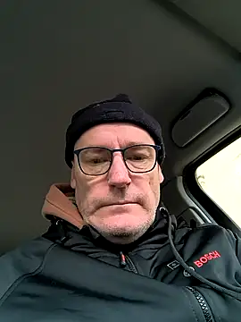 Snapshot of bogland33 chatting on January 29, 9:44 am bogland33 online show from January 29, 9:44 am