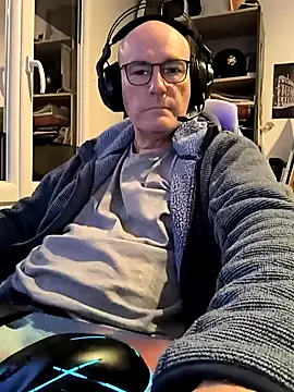 Snapshot of bogland33 chatting on February 11, 9:56 pm bogland33 online show from February 11, 9:56 pm