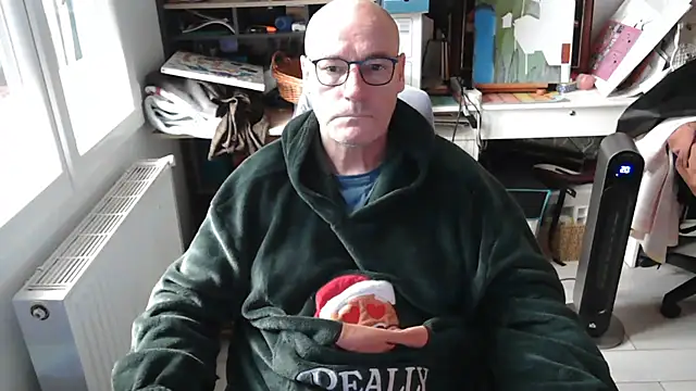 Snapshot of bogland33 chatting on January 8, 1:52 pm bogland33 online show from January 8, 1:52 pm