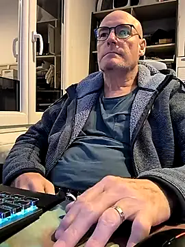 Snapshot of bogland33 chatting on January 9, 7:18 pm bogland33 online show from January 9, 7:18 pm