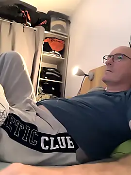 Snapshot of bogland33 chatting on October 22, 7:27 pm bogland33 online show from October 22, 7:27 pm