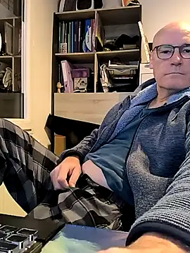 Snapshot of bogland33 chatting on February 1, 11:06 pm bogland33 online show from February 1, 11:06 pm