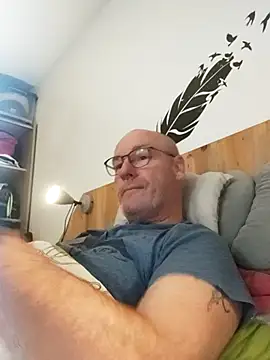 Snapshot of bogland33 chatting on October 31, 8:45 pm bogland33 online show from October 31, 8:45 pm