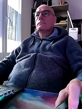 Snapshot of bogland33 chatting on January 26, 2:19 pm bogland33 online show from January 26, 2:19 pm