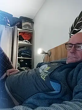 Snapshot of bogland33 chatting on October 25, 7:48 pm bogland33 online show from October 25, 7:48 pm