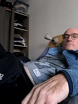 Snapshot of bogland33 chatting on February 5, 9:04 am bogland33 online show from February 5, 9:04 am