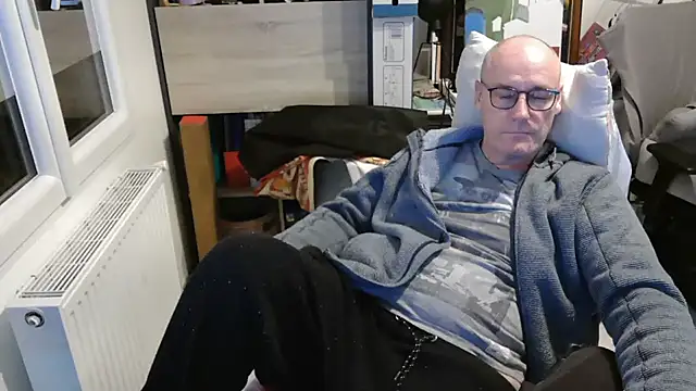 Snapshot of bogland33 chatting on February 4, 8:38 pm bogland33 online show from February 4, 8:38 pm