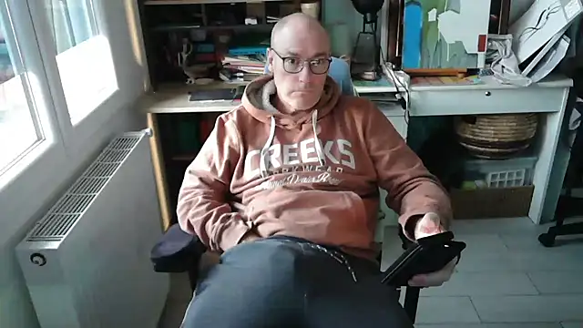 Snapshot of bogland33 chatting on December 4, 3:32 pm bogland33 online show from December 4, 3:32 pm