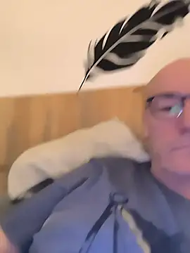 Snapshot of bogland33 chatting on October 13, 9:54 pm bogland33 online show from October 13, 9:54 pm