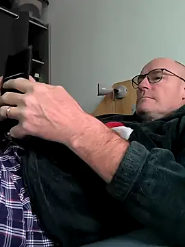 Snapshot of bogland33 chatting on January 3, 9:58 am bogland33 online show from January 3, 9:58 am