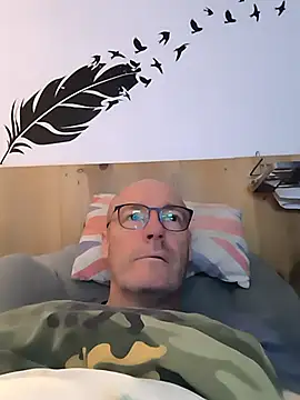 Snapshot of bogland33 chatting on October 18, 12:37 am bogland33 online show from October 18, 12:37 am