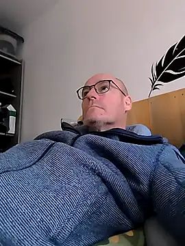 Snapshot of bogland33 chatting on December 21, 2:58 pm bogland33 online show from December 21, 2:58 pm