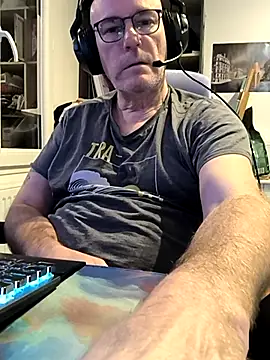 Snapshot of bogland33 chatting on February 27, 7:58 pm bogland33 online show from February 27, 7:58 pm