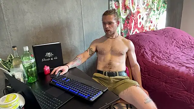 Snapshot of DaddydayDrinkzz chatting on March 19, 11:03 pm DaddydayDrinkzz online show from March 19, 11:03 pm