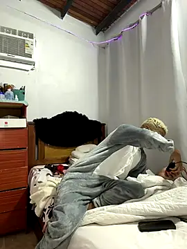 Snapshot of Leo_bunny_hot chatting on October 15, 6:26 pm Leo bunny hot online show from October 15, 6:26 pm