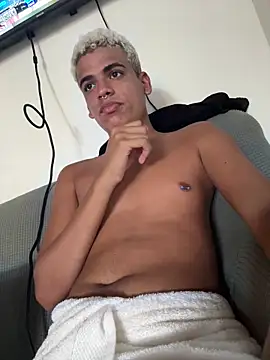 Snapshot of Leo_bunny_hot chatting on October 18, 7:30 pm Leo bunny hot online show from October 18, 7:30 pm