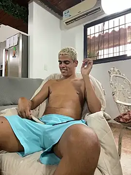 Snapshot of Leo_bunny_hot chatting on October 20, 9:30 pm Leo bunny hot online show from October 20, 9:30 pm