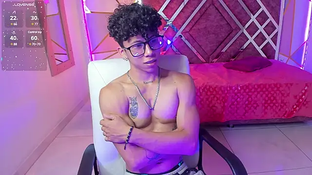 Snapshot of AkazaBoy_ chatting on January 31, 4:36 am AkazaBoy online show from January 31, 4:36 am