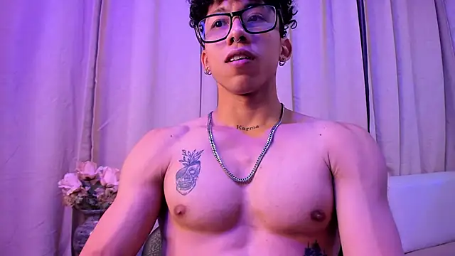 Snapshot of AkazaBoy_ chatting on January 18, 4:41 am AkazaBoy online show from January 18, 4:41 am