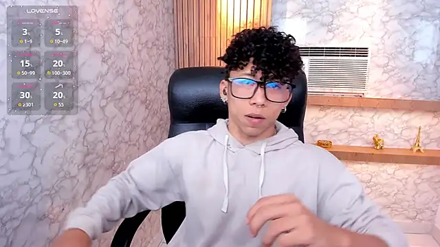 Snapshot of AkazaBoy_ chatting on September 12, 8:31 pm AkazaBoy online show from September 12, 8:31 pm