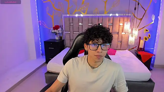 Snapshot of AkazaBoy_ chatting on March 19, 4:14 am AkazaBoy online show from March 19, 4:14 am