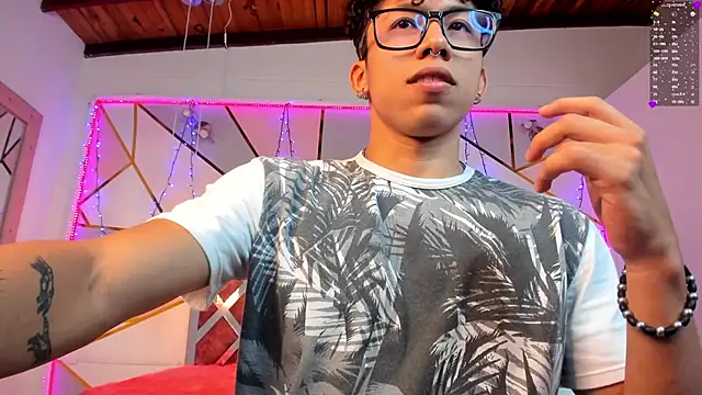 Snapshot of AkazaBoy_ chatting on December 3, 4:24 am AkazaBoy online show from December 3, 4:24 am