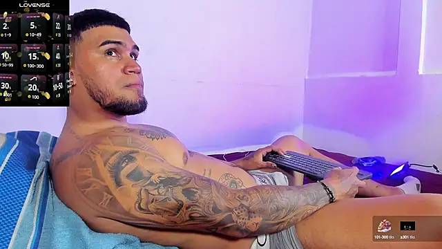 Snapshot of Aaron_Hunter_ chatting on October 29, 7:00 am Aaron Hunter online show from October 29, 7:00 am